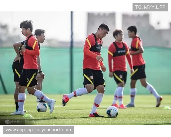 球星围绕定位球训练创新套路，效果在友谊赛中显现