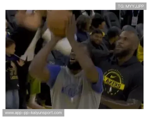 格林快攻飞身封盖,勇士防守反击达巅峰态 格林快攻飞身封盖,勇士防守反击达巅峰态